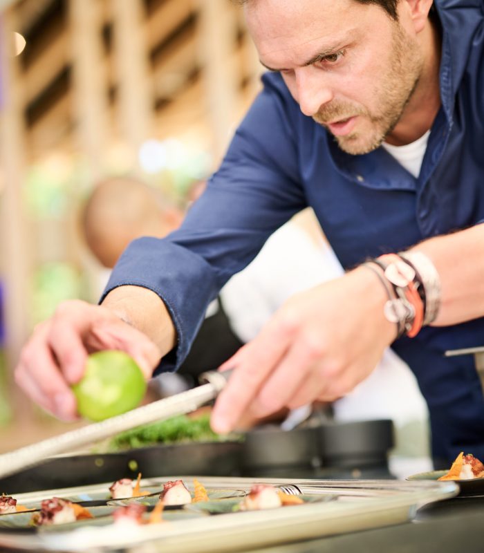 Benjamin Schijns qui râpe du zeste de citron vert sur un plat