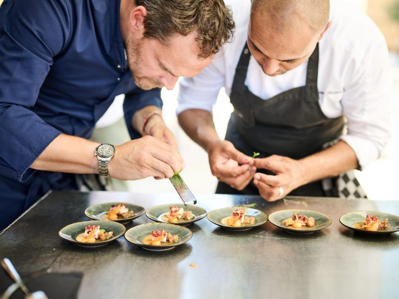 Benjamin Schijns et un autre chef qui dressent des assiettes dans le restaurant Rose & Lulu