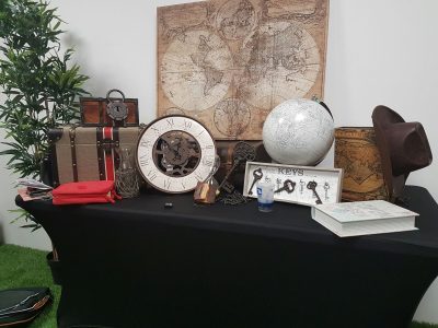atmospheer decor with period objects for the escape box team building