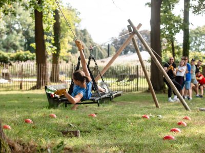 une personne dans un parcours physique durant une activité de team building en plein air