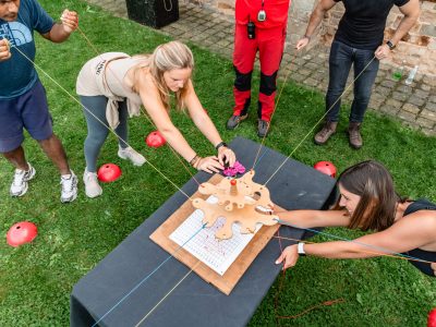 défi de coordination et de communication en équipe lors d'un challenge team building